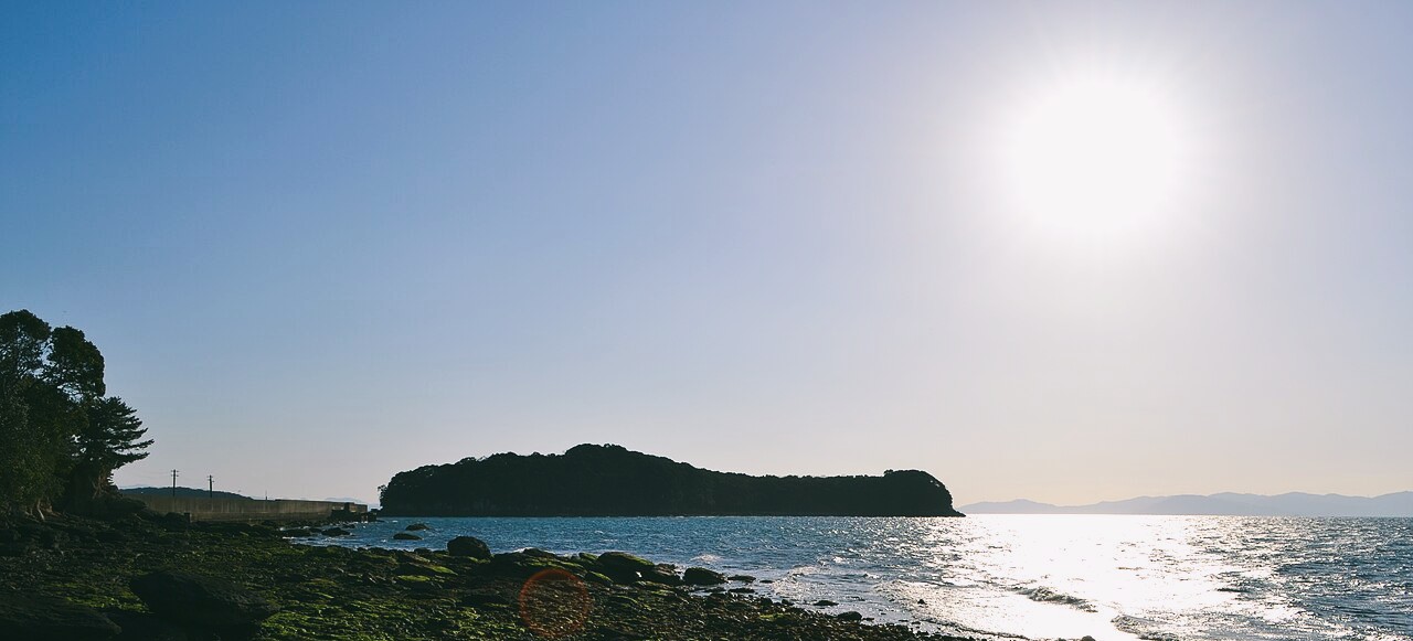 The late afternoon sun over the coast of Minamata (Source: Wikimedia)